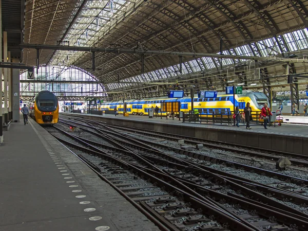 Amsterdã, Holanda, 16 de abril de 2012. Comboio na plataforma da estação ferroviária — Fotografia de Stock