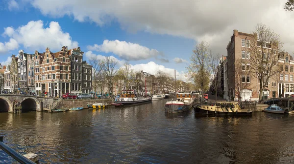 Amsterdam, The Netherlands. Typical cityscape . Old houses on the canal in the city center — Stock Photo, Image