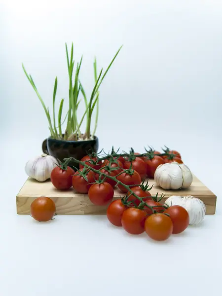 Cherry tomato varieties , garlic and garlic sprouts in salads — Stock Photo, Image