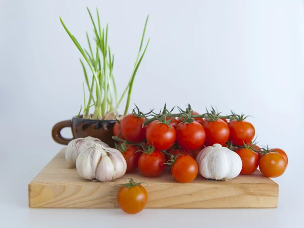 Komkommers en cherry tomaten voor salades — Stockfoto