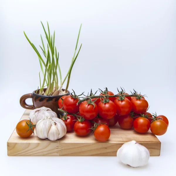 Cherry tomatoes and garlic for cooking salad — Stock Photo, Image