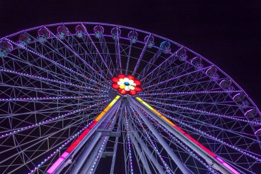 dönme dolap akşam ışıklar