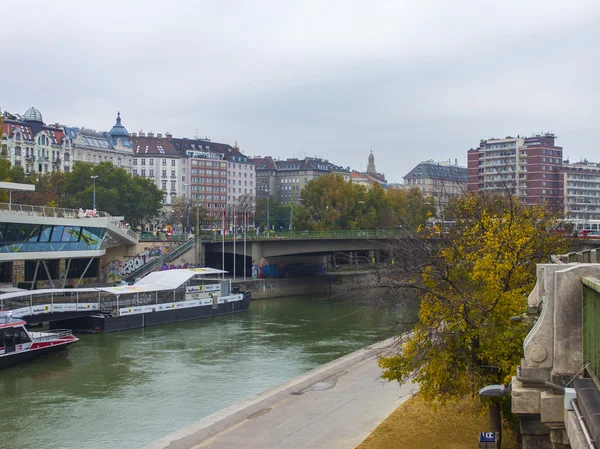 Viena, Áustria 28 de outubro de 2011. Vista do aterro do Canal do Danúbio — Fotografia de Stock