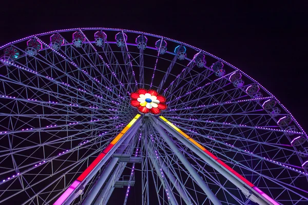 Roda gigante em luzes da noite — Fotografia de Stock