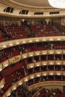 Vienna, Avusturya-29 Ekim 2011. seyirci Viyana Devlet Operası performans başlatmak için bekleyin.