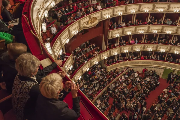 2011 年 10 月 29 日奥地利维也纳。观众等待的维也纳国家歌剧院演出开始 — 图库照片