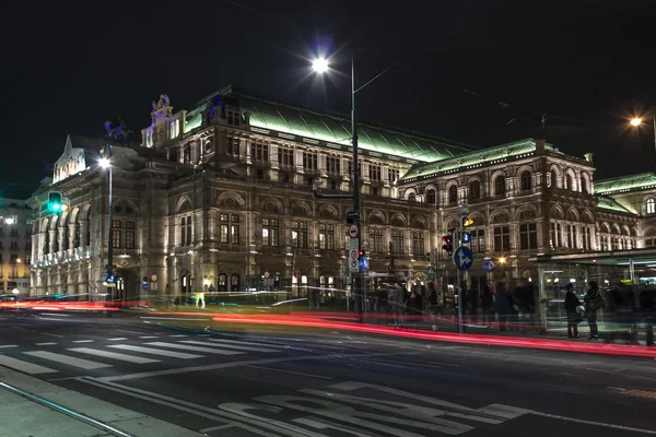 Vienna, Avusturya-29 Ekim 2011. Viyana Devlet Operası'nın inşa. akşam göster