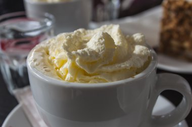 cappuccino bir beyaz porselen tabak