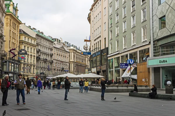 奥地利维也纳。游客行走在圣史蒂芬大教堂广场上 — 图库照片