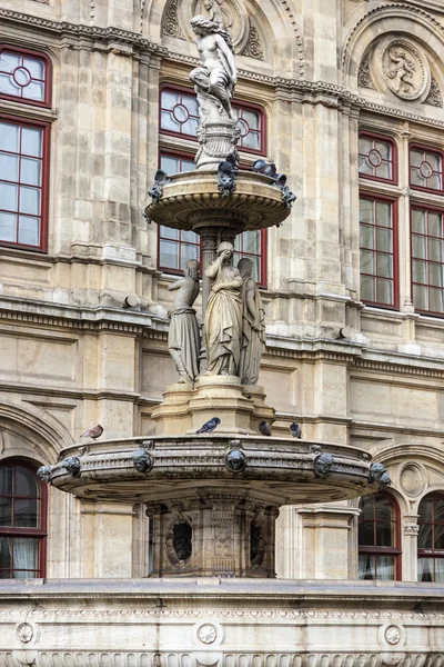 Wien, Österrike. fontänen decorating byggnaden av den statliga operan — Stockfoto