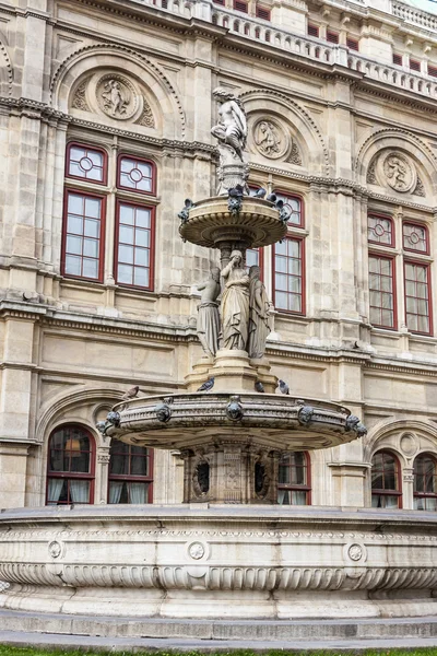 Wien, Österreich. der Brunnen, der das Gebäude der Staatsoper schmückt — Stockfoto