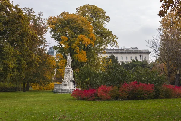 Viena, Áustria. Escultura no parque público urbano no outono — Fotografia de Stock