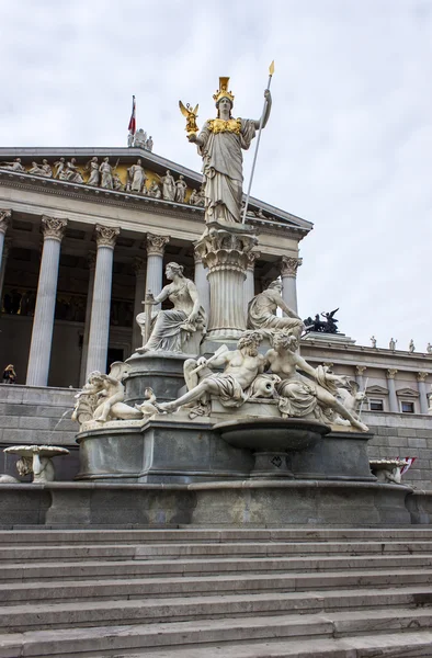 Vienna, Ausztria. az épület az osztrák Parlament díszítő szobrok — Stock Fotó
