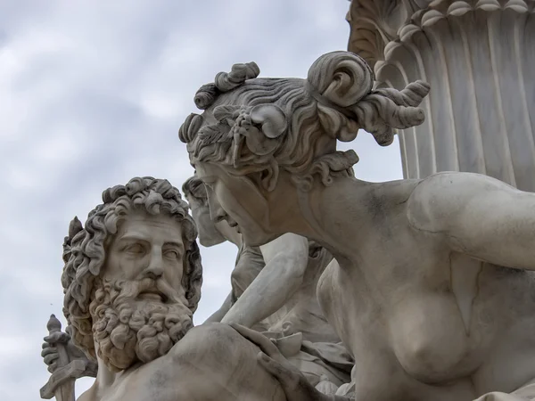 Wien, Österreich. die Skulptur, die das Gebäude des österreichischen Parlaments schmückt — Stockfoto