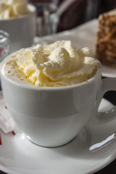 Cappuccino in einer weißen Porzellanschale — Stockfoto