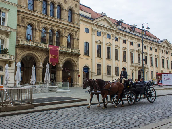 Wien, Österrike, 29 oktober 2011. typiska turistattraktioner - viennese fiacres — Stockfoto