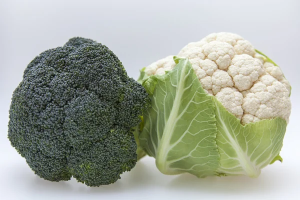 Cauliflower and broccoli on the table — Stock Photo, Image