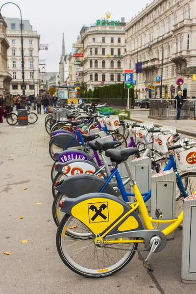 Wenen, Oostenrijk. parkeren van fietsen in de stad straat — Stockfoto