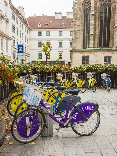 Viena, Áustria. Estacionamento de bicicletas na rua da cidade — Fotografia de Stock