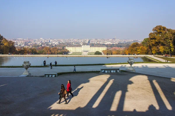 Viena, Áustria, 31 de outubro de 2011. Vista de outono Sch=nbrunn Palace Park — Fotografia de Stock