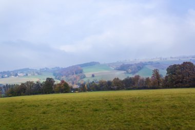 Avusturya. Alpler'in eteklerinde gidiş tren penceresinden sisli sonbahar öğleden sonra göster