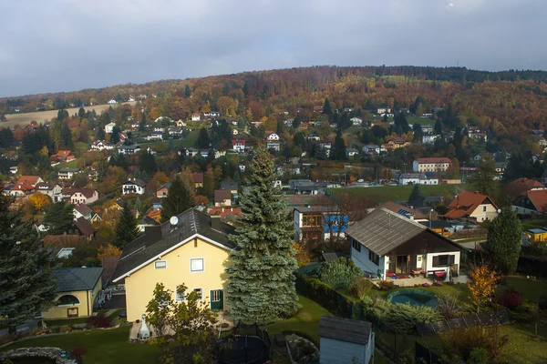 Austria. Vista dal finestrino del treno in corsa ai piedi delle Alpi nel nebbioso pomeriggio autunnale — Foto Stock