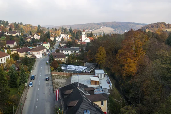 Ausztria. Nézd az ablakból, a haladó vonat az Alpok lábánál, Ködös őszi délután — Stock Fotó