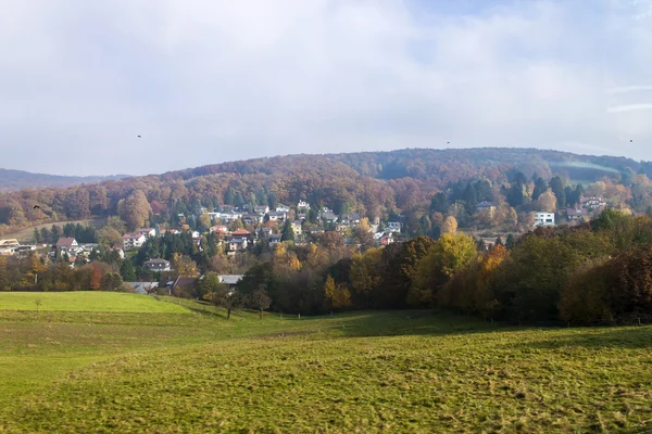 Austria. Vista dal finestrino del treno in corsa ai piedi delle Alpi nel nebbioso pomeriggio autunnale — Foto Stock