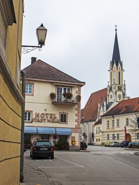 Melk, Avusturya. bulutlu sonbahar öğleden sonra tipik kentsel görünümü