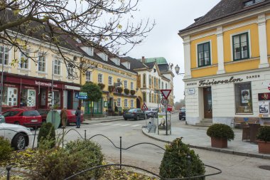 Melk, Avusturya. bulutlu sonbahar öğleden sonra tipik kentsel görünümü