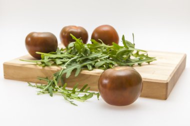 sınıfta domates cumato ve roka yaprakları salata yemek pişirmek için