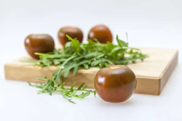 Tomates de categoria cumato e folhas de arugula para cozinhar salada — Fotografia de Stock