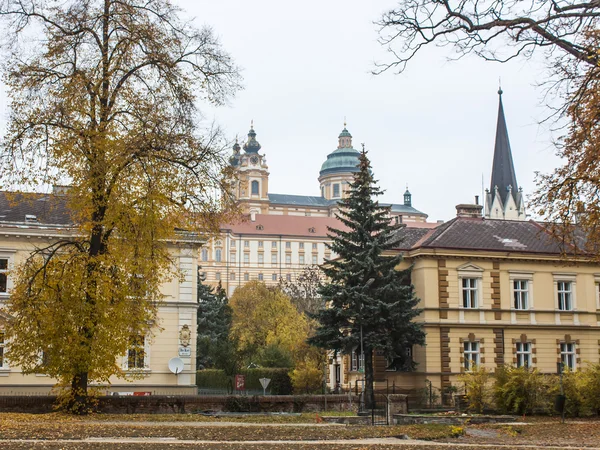 Melk, Austria, el 1 de noviembre de 2011. Vista urbana típica en la tarde nublada de otoño — Foto de Stock