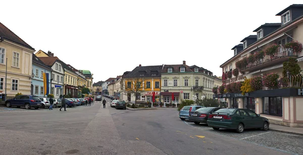 Melk, Áustria. Vista urbana típica na tarde nublada do outono — Fotografia de Stock