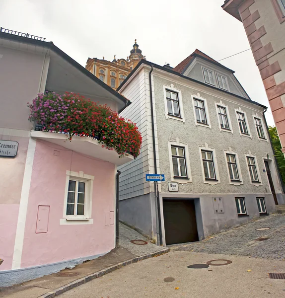 Melk, Autriche. Vue urbaine typique dans l'après-midi d'automne nuageux — Photo