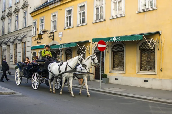 Vienne, Autriche. 8 juillet 2010. Les touristes conduisent à travers la ville sur un fiacre — Photo