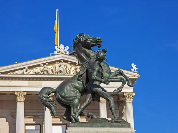 Bécs, Ausztria. A parlament szobra — Stock Fotó