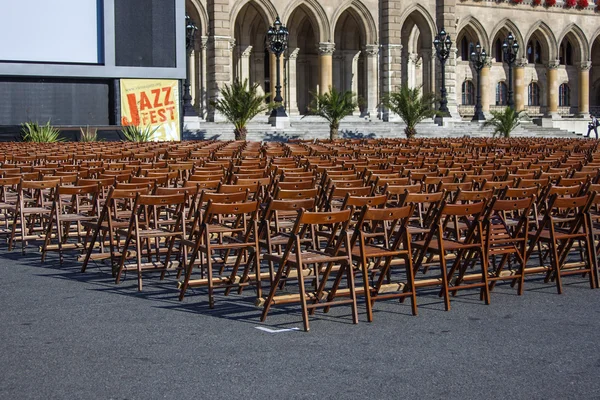 Wiedeń, austria. krzesła dla publiczności na placu w pobliżu town hall — Zdjęcie stockowe