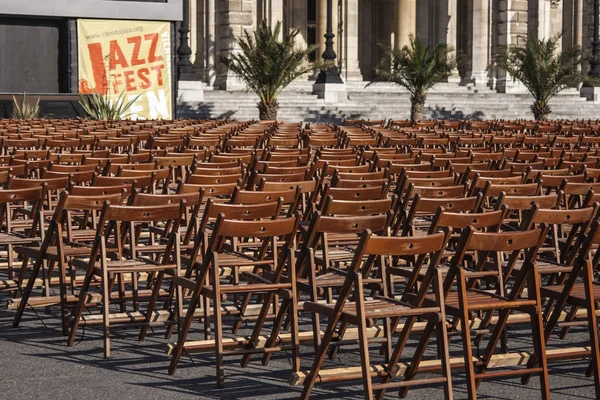 Viena, Áustria. Cadeiras para o público na praça perto da Câmara Municipal — Fotografia de Stock