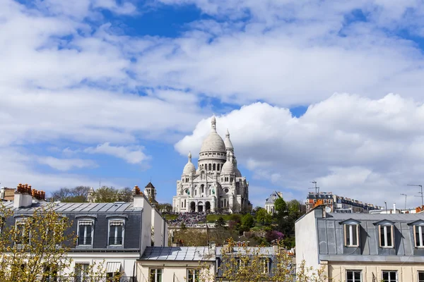 Paris, Frankrike, den 29 april, 2013. utsikt över montmartre och katedralen sakre-ker från ett hus fönster i den soliga vårdag — Stockfoto