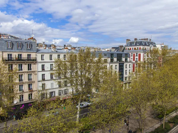 Paříž, Francie, na 29 dubna 2013. pohled na bulváru z okna domu — Stock fotografie