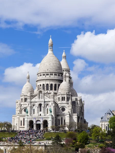 Paris, France, le 29 avril 2013. Vue sur Montmartre et la cathédrale Sakre-Ker depuis une fenêtre de la maison dans l'après-midi ensoleillé du printemps — Photo