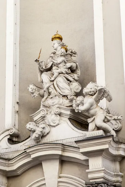 Budapest, Ungarn. Skulptur, der pryder den historiske bygning - Stock-foto