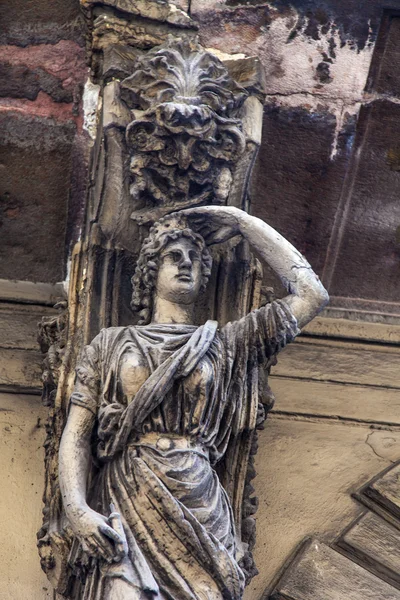 Budapest, Hungary. Sculpture that adorns the historic building — Stock Photo, Image