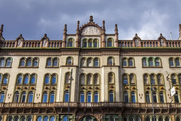 在匈牙利首都布达佩斯。历史建筑的典型建筑细节 — 图库照片