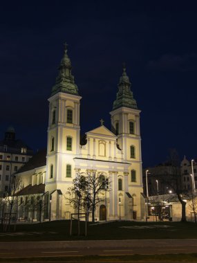Budapeşte, Macaristan. turistler akşam sokaklarda yürümek