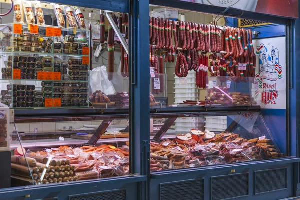 Budapeste, Hungria. Compradores dentro do mercado central da cidade — Fotografia de Stock