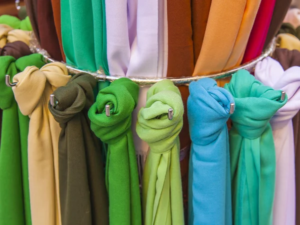 Scarves in various shades of the storefront — Stock Photo, Image