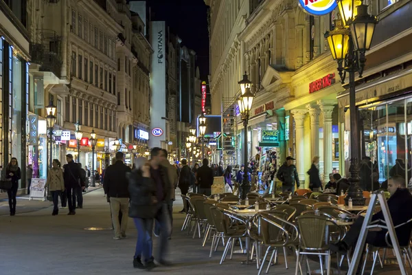 Budapest, Unkari. Turistit kävelevät illalla kaduilla — kuvapankkivalokuva