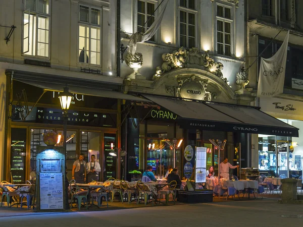 Budapeste, Hungria. Turistas caminham nas ruas da noite — Fotografia de Stock